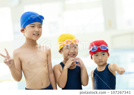 孩子們去游泳池 107267341
