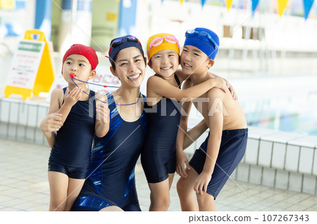 children attending swimming school 107267343