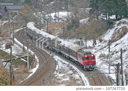 北陸本線 Isurugi-Kurikara JR 東日本 EF81-151(長岡)+ 24 系暮光特快 北陸本線 Isurugi-Kurikara JR 東日本 EF81-151(長岡)+ 24 系暮光特快 107267720