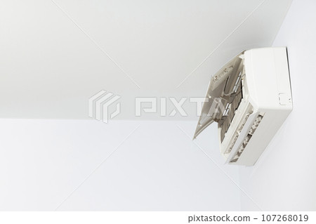Air conditioner in clear white room in flat 107268019