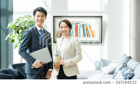 商務辦公男女 107269515