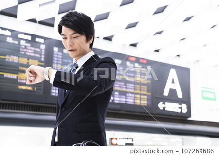 從機場去出差的年輕商人 107269686