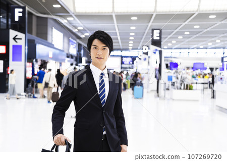 Young businessman going on a business trip from the airport 107269720