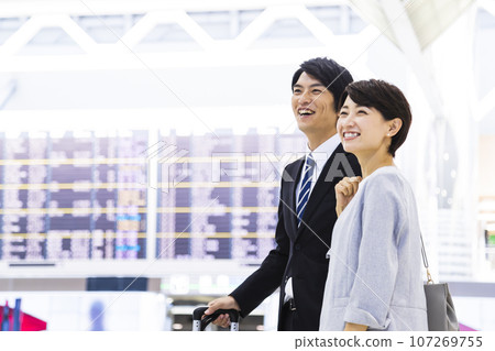 從機場出發出差的年輕男女商人 107269755