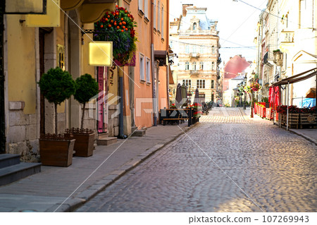 the central square is empty,20.07.2023 UKRAINE, LVIV, lantern in the middle of an empty square in the city of Lviv, quarantining in the streets of Lviv 107269943
