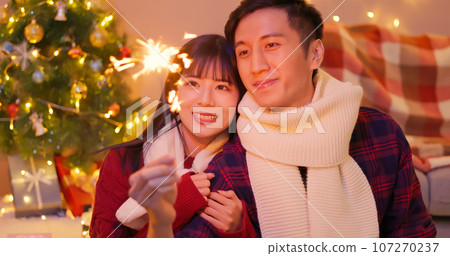 couple play sparkler together 107270237