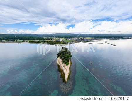 石川縣能登市旅遊勝地見附島（又稱軍艦島）的空拍 107270447