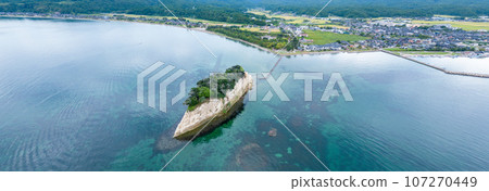 石川縣能登市旅遊勝地見附島(又稱軍艦島)的空拍 石川縣能登市旅遊勝地見附島(又稱軍艦島)的空拍 107270449