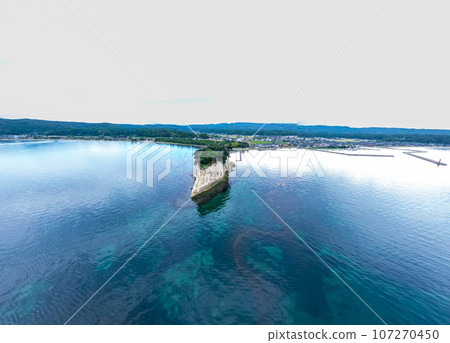 石川縣能登市旅遊勝地見附島（又稱軍艦島）的空拍 107270450