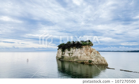 石川縣能登市旅遊勝地見附島(又稱軍艦島)的空拍 石川縣能登市旅遊勝地見附島(又稱軍艦島)的空拍 107270500