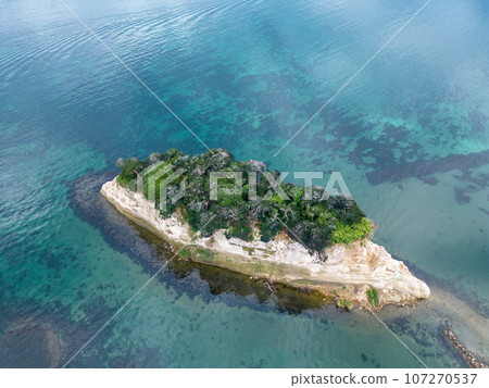 石川縣能登市旅遊勝地見附島(又稱軍艦島)的空拍 石川縣能登市旅遊勝地見附島(又稱軍艦島)的空拍 107270537