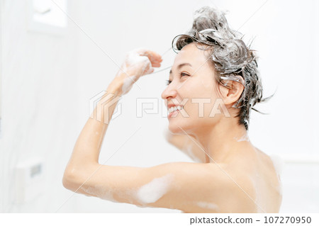 一個女人洗頭 107270950