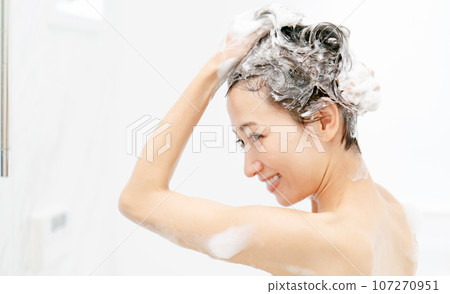 一個女人洗頭 107270951