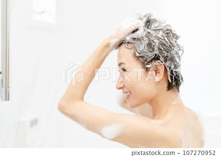 一個女人洗頭 107270952