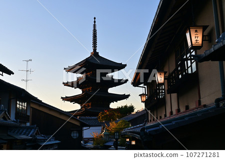 Five-storied pagoda of Hokanji Temple in Higashiyama, Kyoto City at dusk 107271281