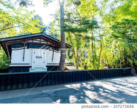 Summer scenery of the elegant samurai residence in Kakunodate, historic townscape 107271688