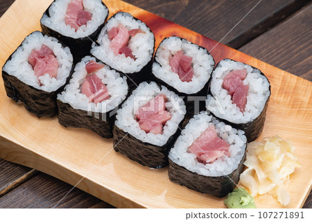 鮪魚蔥托羅。用醋飯和海藻包裹生魚片的壽司。 鮪魚蔥托羅。用醋飯和海藻包裹生魚片的壽司。 107271891