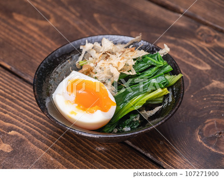 Soaked spinach and soft-boiled eggs. Soaked spinach and soft-boiled eggs. 107271900