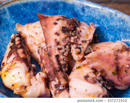 Grilled squid. Japanese food stir-fried with soy sauce and butter. 107271910