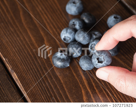 新鮮的藍莓。酸甜可口的水果，富含維生素。 107271923