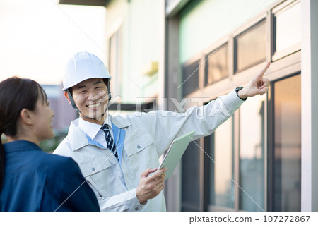 A man wearing work clothes 107272867