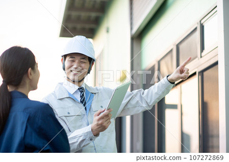 一個穿著工作服的男人 107272869