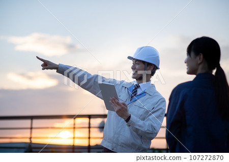 一個穿著工作服的男人 一個穿著工作服的男人 107272870