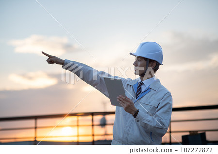 A man wearing work clothes 107272872