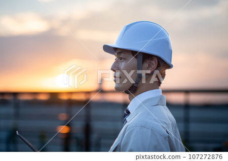 一個穿著工作服的男人 107272876