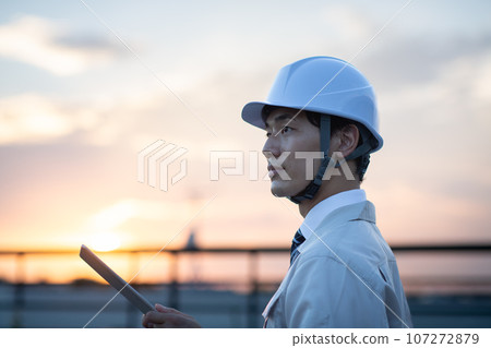 A man wearing work clothes 107272879
