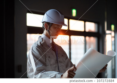 A man wearing work clothes 107272884