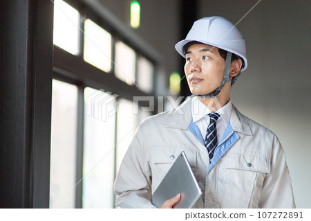 一個穿著工作服的男人 一個穿著工作服的男人 107272891