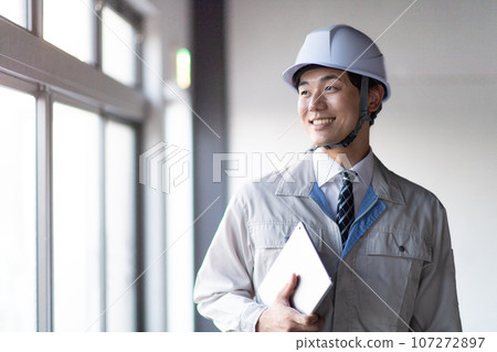 一個穿著工作服的男人 107272897