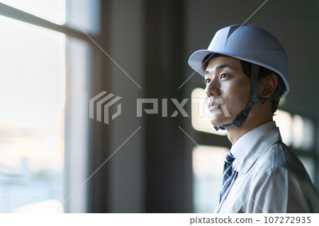 一個穿著工作服的男人 107272935