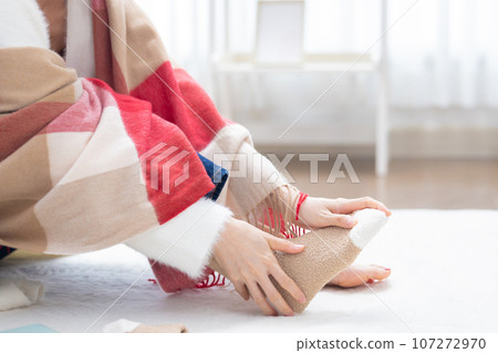 女人的腳穿著溫暖的襪子 女人的腳穿著溫暖的襪子 107272970