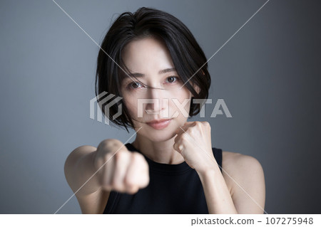 Woman boxing, close-up 107275948
