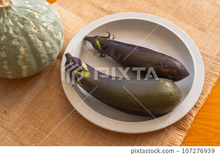 新鮮採摘的長崎茄子 新鮮採摘的長崎茄子 107276939