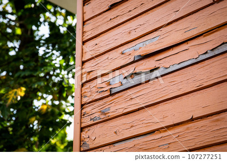 Cracked and peeling paint. Building facade and exterior 107277251