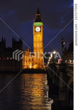 Big Ben in London at nightfall 107277956