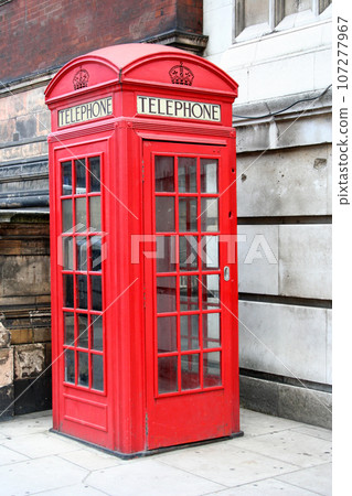 Red phone booth in London 107277967