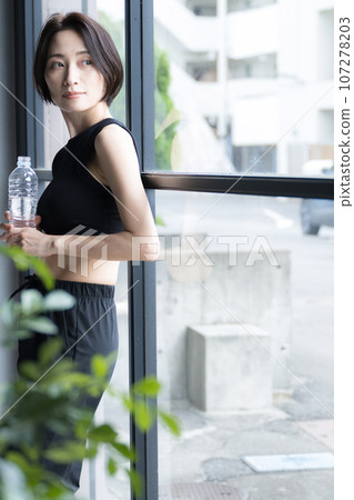 一個女人在訓練衣服 107278203