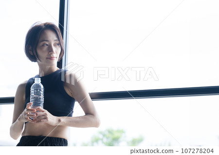 一個女人在訓練衣服 107278204