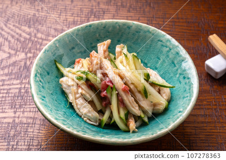 Boiled chicken and cucumber with plum meat 107278363