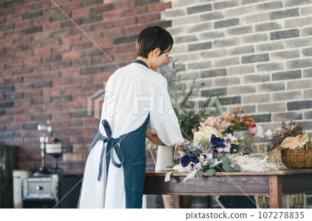 Flower shop female clerk 107278835