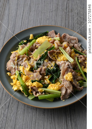 Stir-fried Chinese-style egg with pork and Japanese mustard spinach 107278846