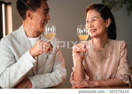 老人們舉杯慶祝他們的周年紀念日 107279228