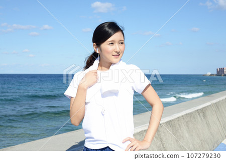 訓練期間休息的女性 訓練期間休息的女性 107279230