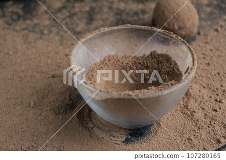 chocolate cake falls flying roll in cocoa powder. Preparation of dessert chocolate cake falls flying roll in cocoa powder. Preparation of dessert 107280165