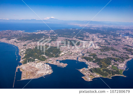 從上方俯瞰富士山和三浦半島 從上方俯瞰富士山和三浦半島 107280679