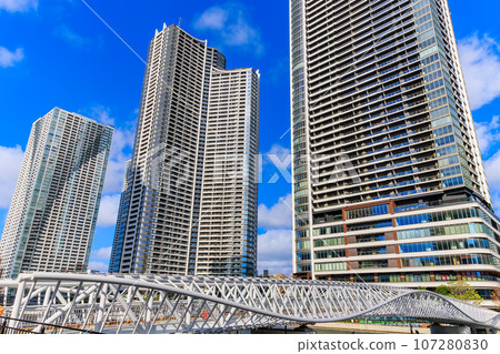 Cityscape of Kachidoki, Chuo-ku, Tokyo, tower apartments lined up 107280830